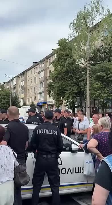 В Виннице люди отбили мужчину у полиции под крики «позор»