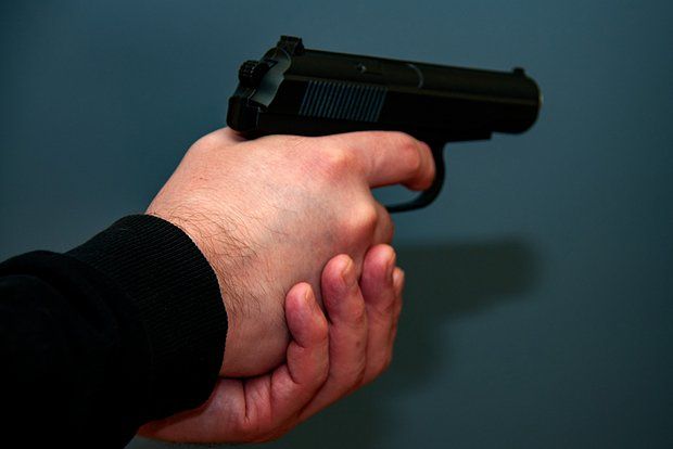 В Каменском сотрудники ТЦК угрожали оружием желающим спасти мобилизованного