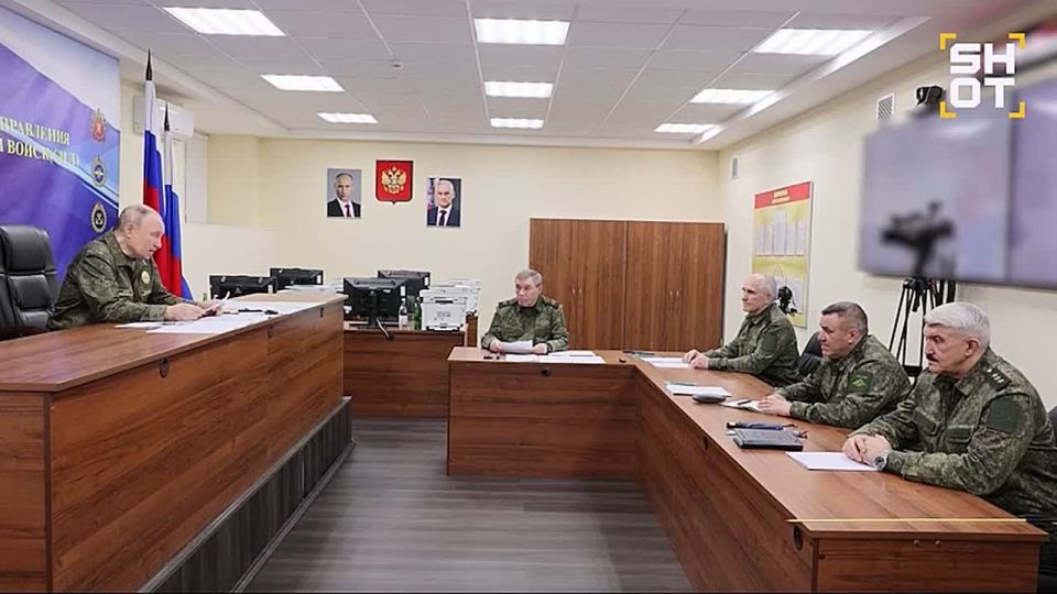 Путин посетил один из пунктов управления объединённой группировки войск и провёл совещание с главой Генштаба Герасимовым и командующими группировками, которые задействованы в СВО