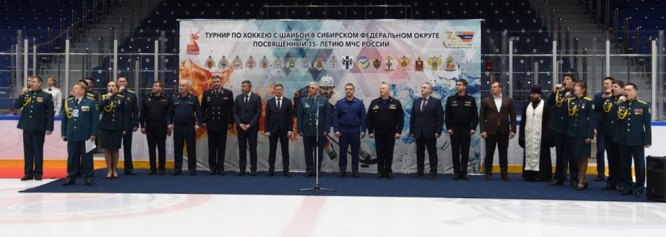 В Новосибирске стартовал Турнир по хоккею с шайбой, посвященный 35-летию МЧС России