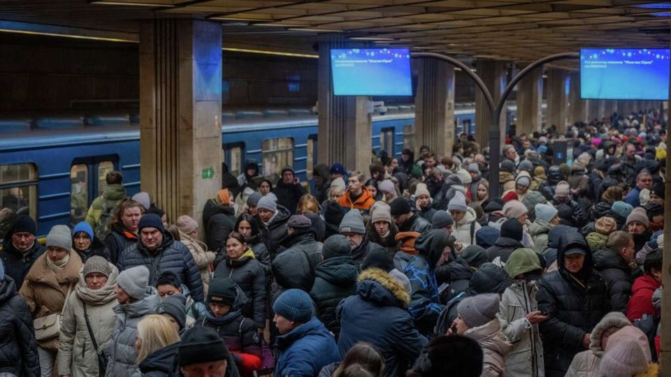 В Киеве остановили метро и отключили воду