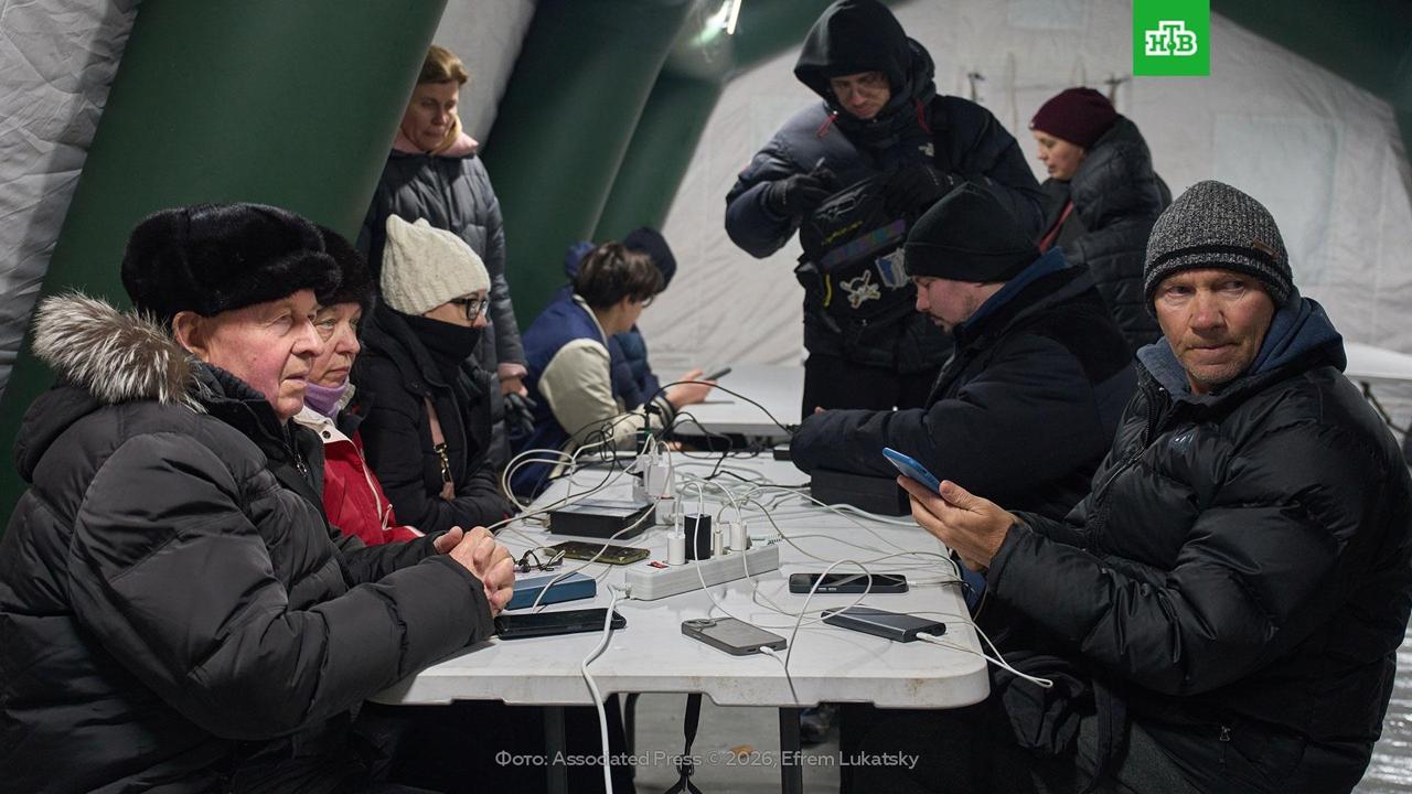 Сотни тысяч украинцев остались без тепла и электричества в 25-градусный мороз, сообщил вице-премьер Украины Шмыгаль