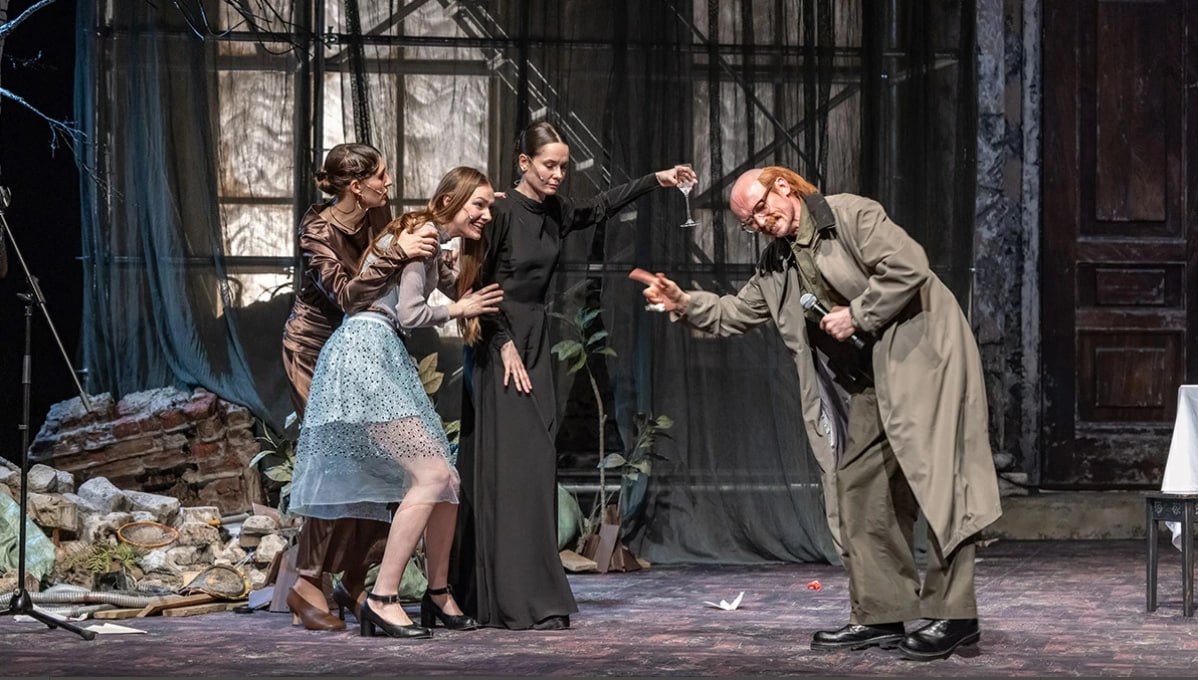 «Три сестры»: праздничный абсурд