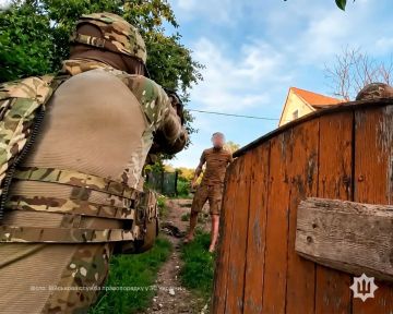 Уроженец Винницкой области, отказавшийся воевать против русских и ушедший в самоволку, отмудохал топором двоих сотрудников Военной службы правопорядка (это у них так Военная полиция называется), которые пришли его...