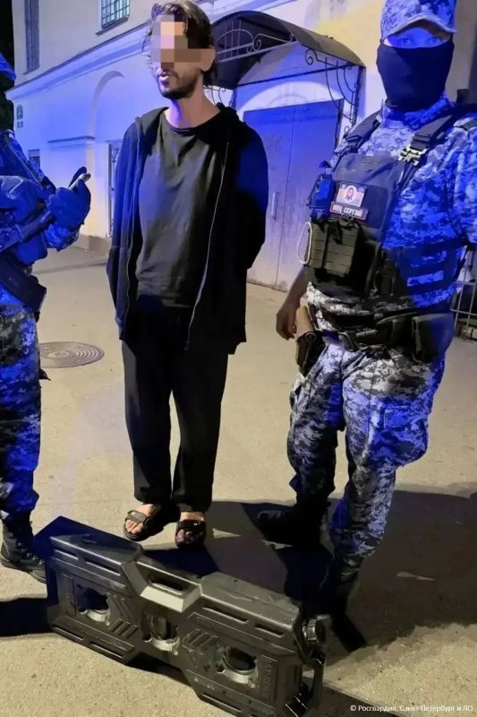 Петербуржец решил поджечь бар, откуда его выгнали из-за конфликта с посетителями, сообщили в Росгвардии