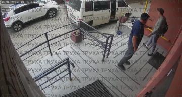 Вышел закурить в Виннице, докурил в под Славянском Перекур двух жителей Винницы у подъезда был внезапно прерван "бусиком" ТЦК. Первого украинца людоловы, одетые в гражданскую одежду, за ноги вытащили из подъезда. Второго...